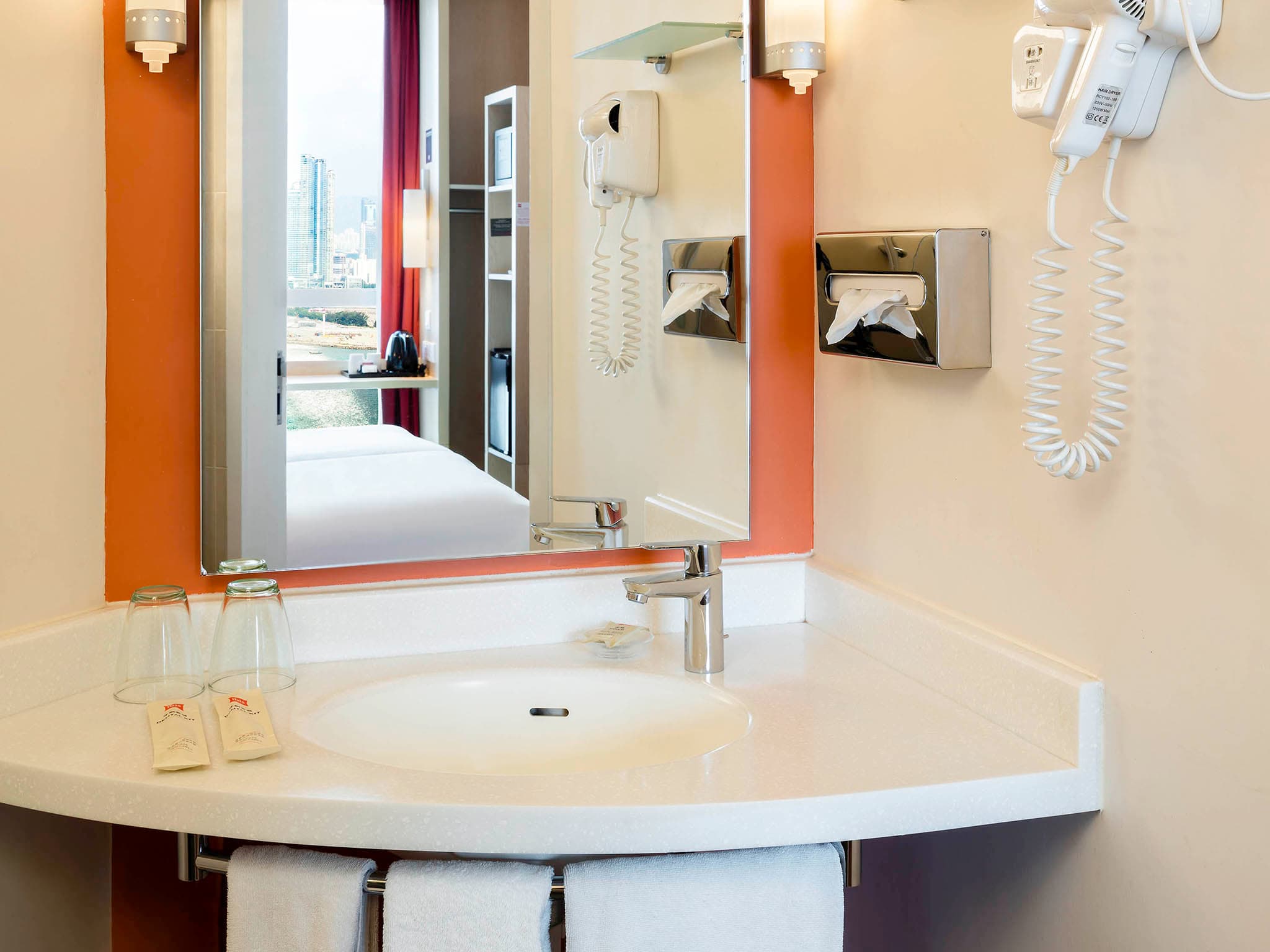 宜必思香港中上環酒店 ( Ibis Hong Kong Central and Sheung Wan Hotel )