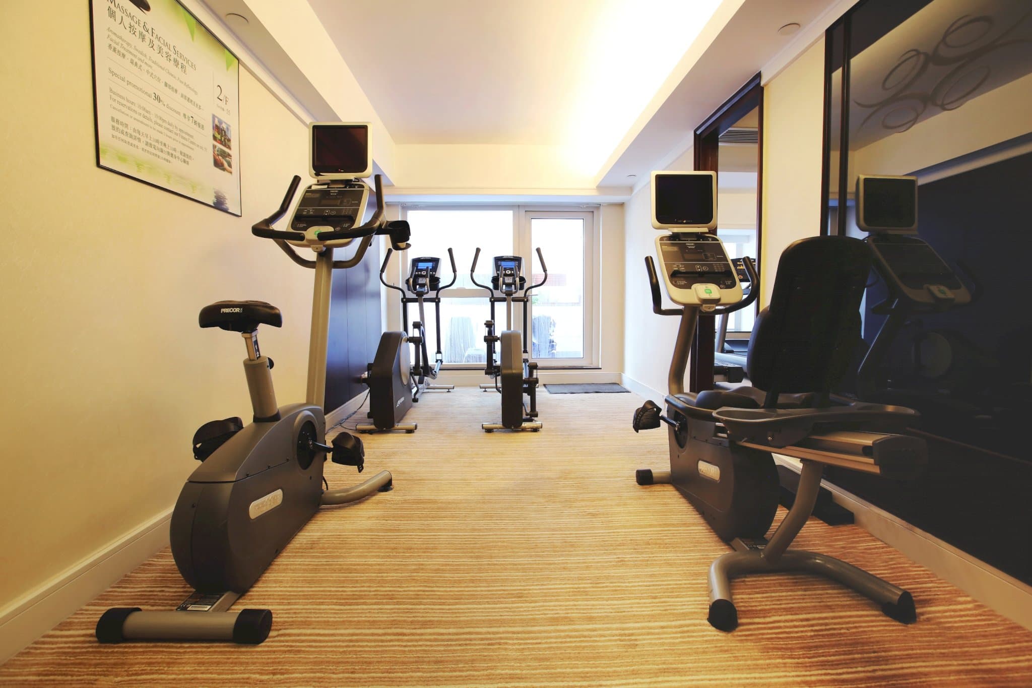 8度海逸酒店( Harbour Plaza 8 Degrees )