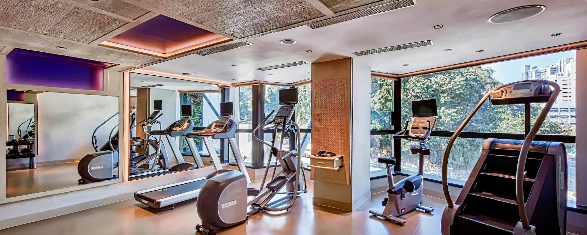 英皇駿景酒店 ( The Emperor Hotel )